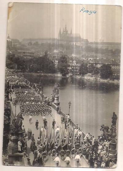 Deset let noveho Ceskoslovenska: Kradcany a Karluv most o Svatku prace (1 maja 1955)