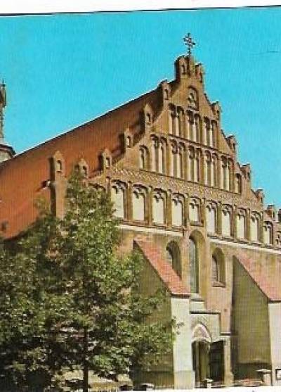 Bochnia - późnogotycki kościół z XV w i dzonnica z XVII w.